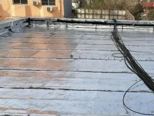 包头卫生间漏水维修公司分享下包头屋面楼顶防水刚性防水层施工要点。